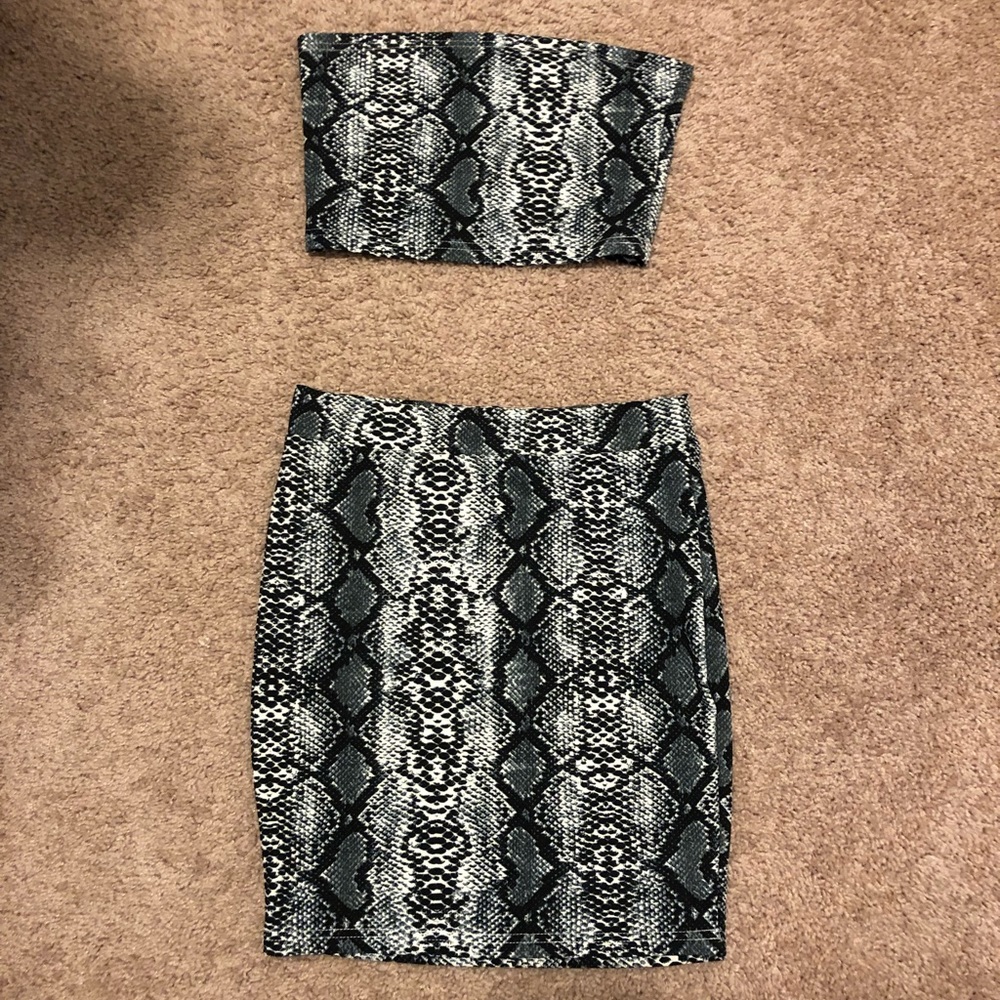 SHEIN Snake Print Bandeau & Slim Fitted Skirt Set